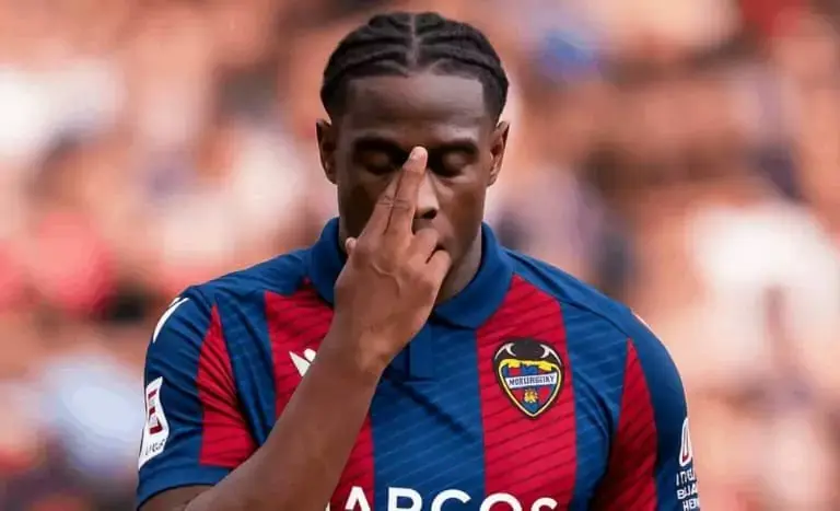 Etta Eyong podría no jugar ante el Villarreal salvo que el Levante pague 100.000 euros