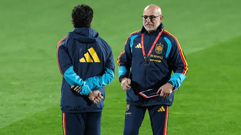 Lamine Yamal, Marcos Llorente y Laporte, bajas en el entrenamiento de España