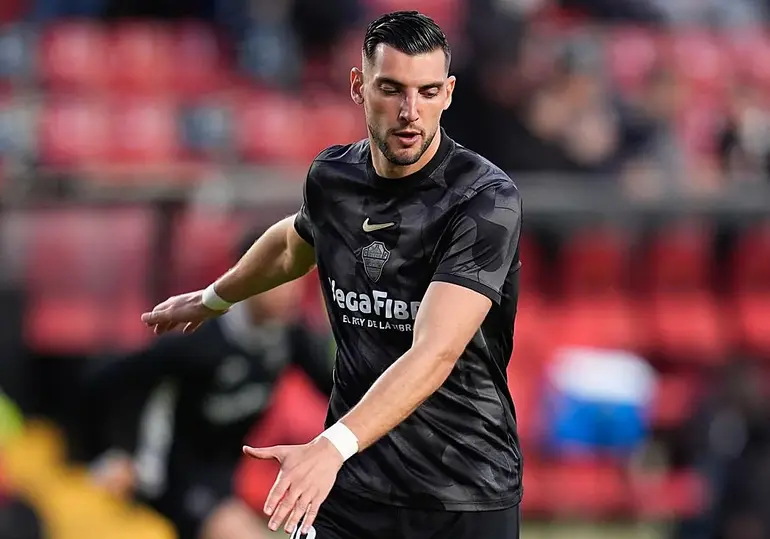 Rafa Mir sigue sin ejercitarse con el grupo por problemas musculares