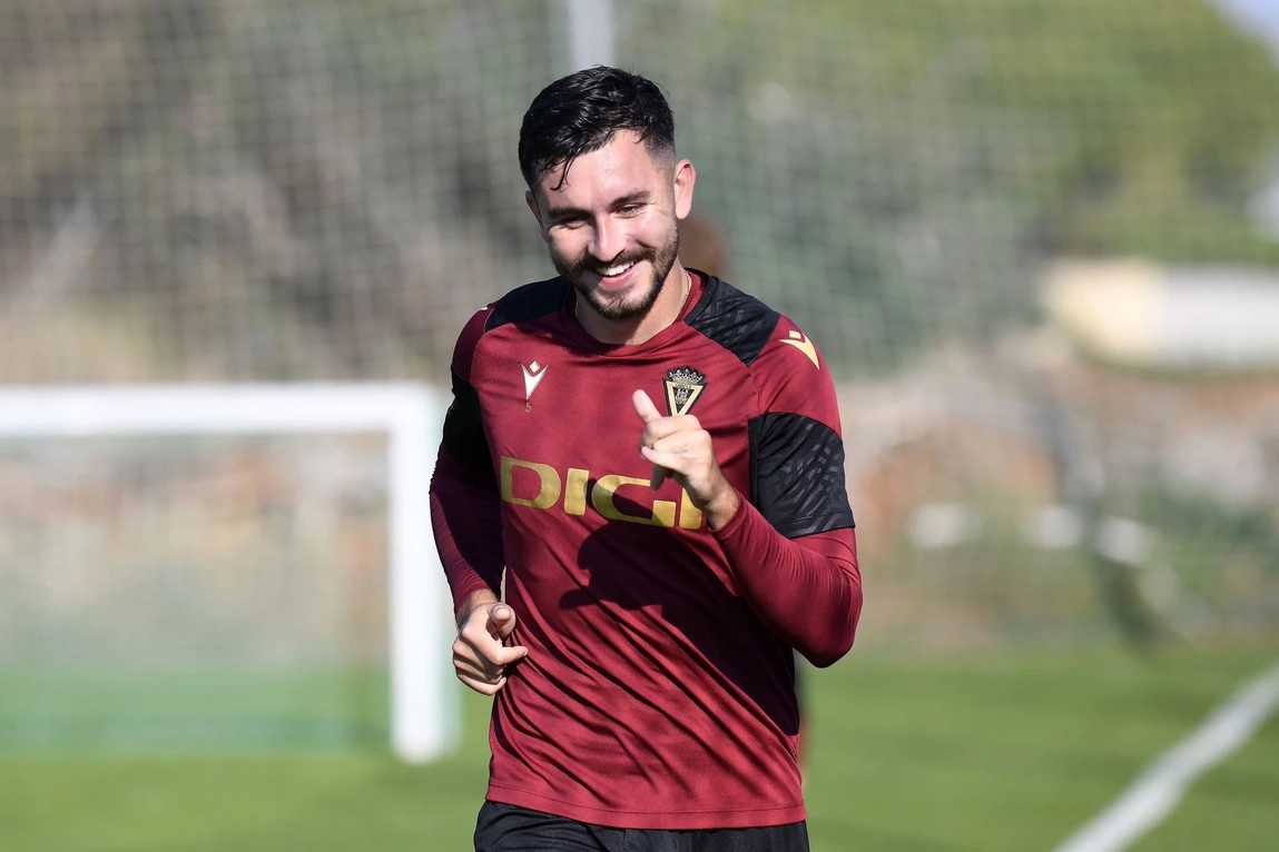 El Elche ficha a Víctor Chust: experiencia en Primera para reforzar la defensa