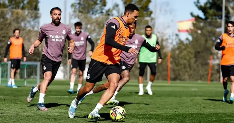 Vinicius Jr causa baja en el entrenamiento del Real Madrid de este jueves