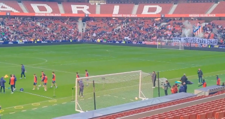 Noticia: Pablo Barrios se deja ver sobre el césped en el entreno del Atlético: Reinildo se ausenta Imagen de la noticia: Pablo Barrios se deja ver sobre el césped en el entreno del Atlético: Reinildo se ausenta