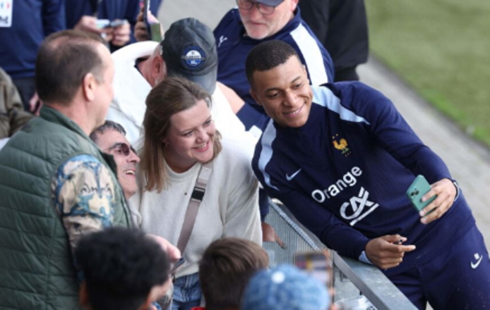 Nuevo entrenamiento de Francia, Mbappé enciende las alarmas