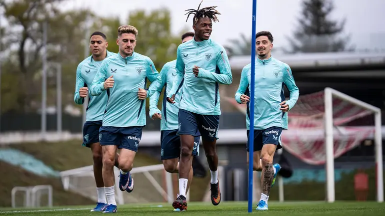 El Athletic Club se ejercita con tres bajas y pendientes de Unai Simón, Laporte y Selton