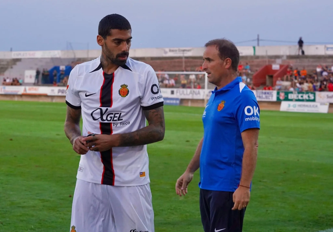 Samu Costa esquiva una lesión grave, pero su presencia ante el Barcelona es dudosa