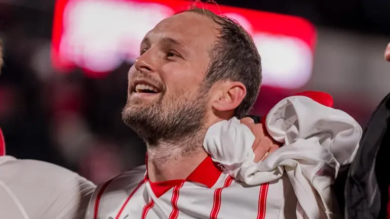 Portada de Blind sigue con molestias y es seria duda para el partido ante el Real Madrid