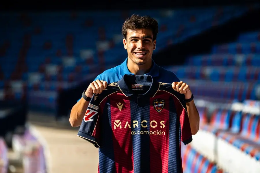 Portada de El Levante UD refuerza su defensa con la cesión de Manu Sánchez, procedente del RC Celta