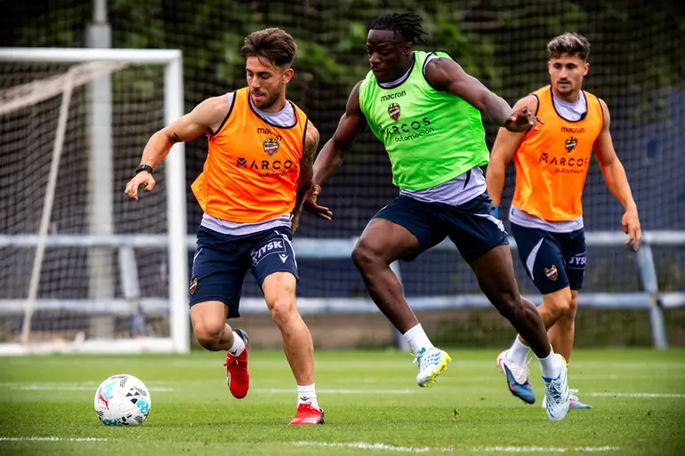 El Levante recibe buenas noticias con Tunde y Dela en el entrenamiento de este jueves