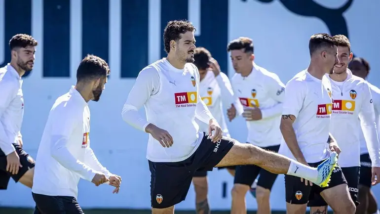 Malas noticias en el Valencia con Cömert y Unai Núñez y novedades con Gayà