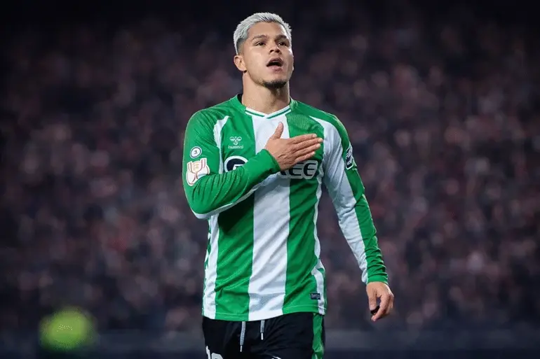 El motivo del cambio en el descanso del Cucho Hernández ante el Girona ¿Lesión?