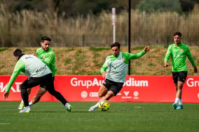 Portada de El Girona recupera a dos efectivos importantes en el entrenamiento del miércoles