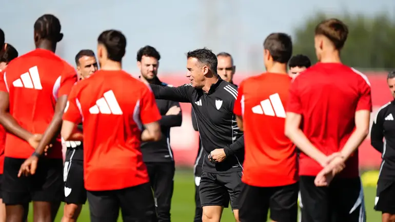 Portada de Kike Salas, Agoumé, Azpilicueta y Peque, bajas este jueves en el Sevilla