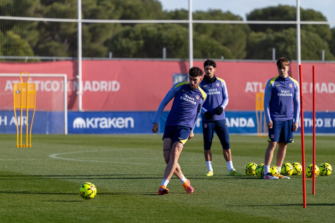 Portada de El Atlético ya entrena de cara al Barcelona con una baja y una duda