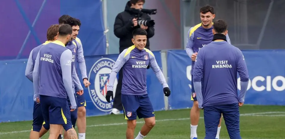 Entrenamiento del Atlético con Raspadori y Almada, plan activado para la Copa