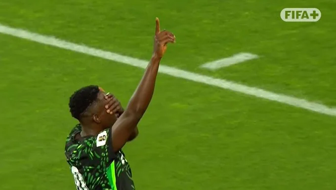 Portada de Akor con su primera titularidad en la victoria de Nigeria