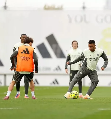 Portada de Alaba de vuelta en el entreno del Real Madrid para La Liga