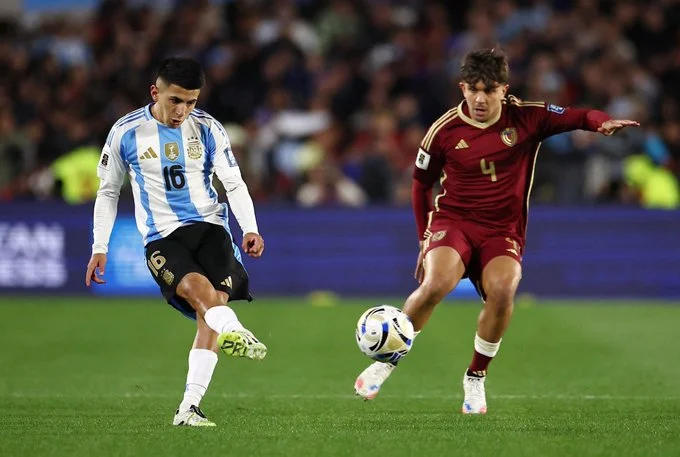 Portada de Almada y Julián con asistencias a Messi en la goleada de Argentina a Venezuela