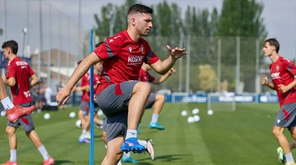 Portada de El Osasuna ya está en Francia para topar, con Areso incluido