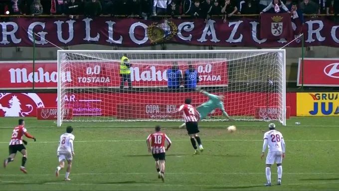 El Athletic pasa en Copa, sufriendo, con uno menos y generando penales en León