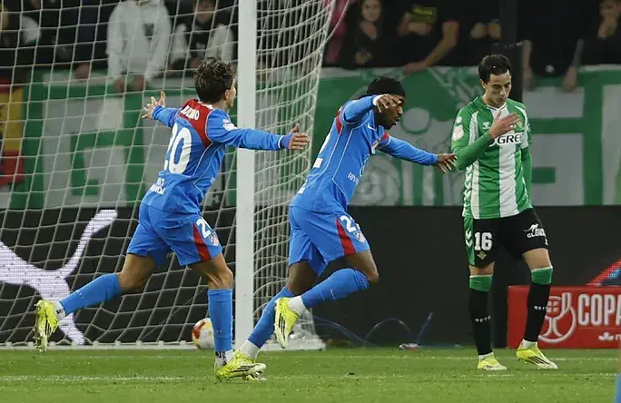Lookman marca en la goleada del Atlético para ir a semifinales de la Copa