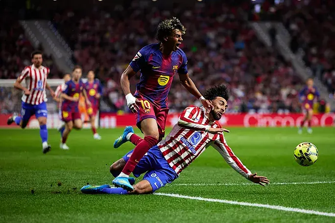 Nico González expulsado en la derrota del Atlético contra el Barcelona - Jornada 30 La Liga