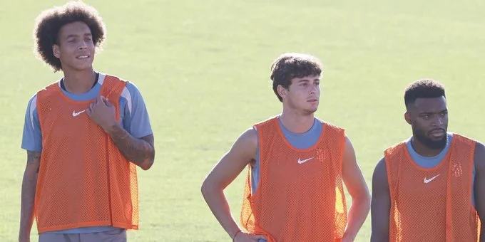 Noticia: Ensayos de Simeone por banza izquierda, y otras dudas luego de la sesión de viernes Imagen de la noticia: Ensayos de Simeone por banza izquierda, y otras dudas luego de la sesión de viernes