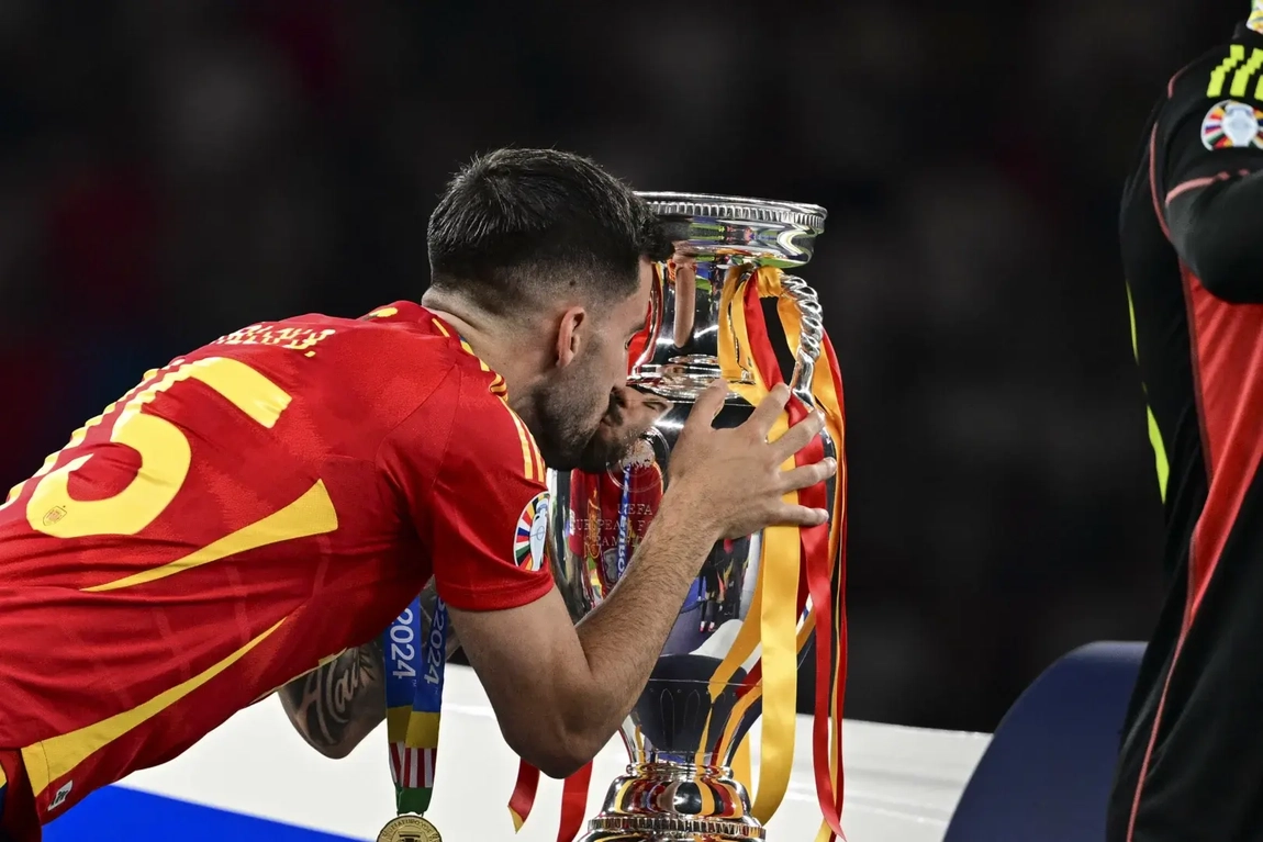 Portada de Oficial: 14 jugadores de La Liga convocados por la Selección de España