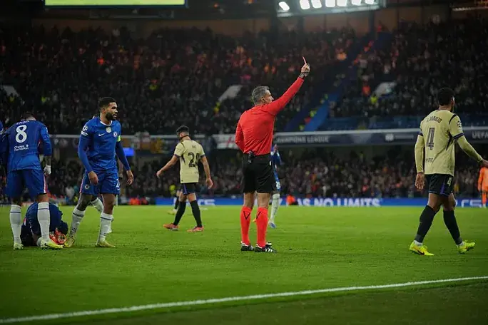 Portada de Expulsan a Araújo y el Barcelona pierde ante el Chelsea en la Liga de Campeones