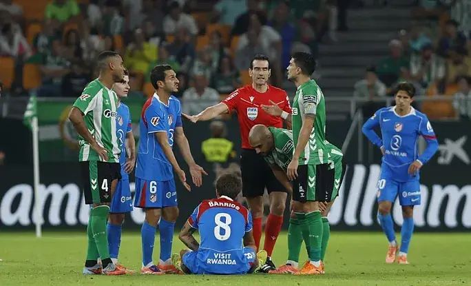 Portada de Barrios se lesiona en el Atlético - Betis, nueva baja para el Cholo Simeone