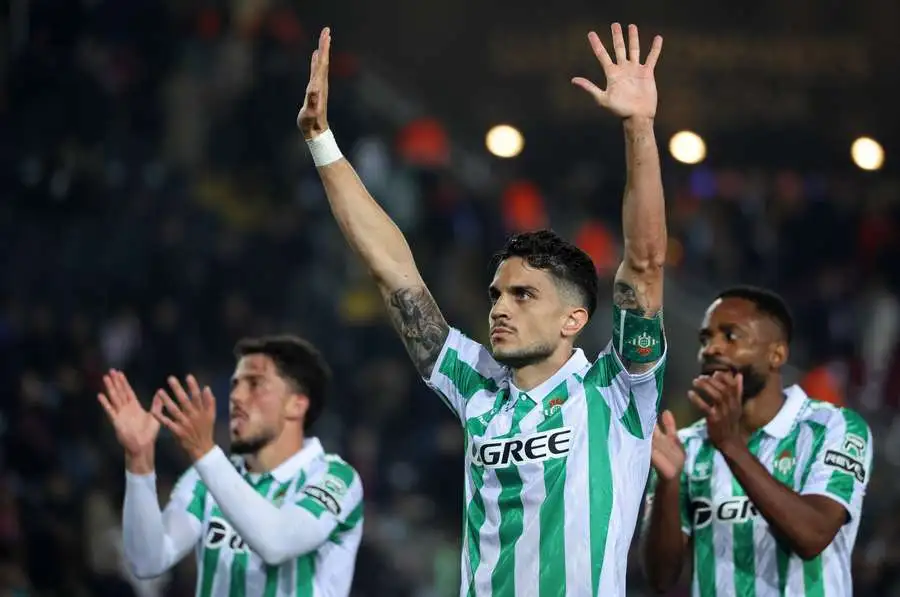 Noticia: Dos bajas en la defensa del Betis para el cierre de La Liga Imagen de la noticia: Dos bajas en la defensa del Betis para el cierre de La Liga