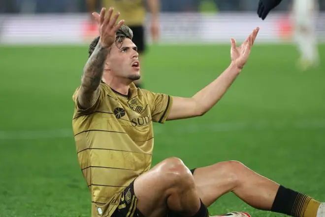 Portada de Javi López más cerca del Betis, la Real acepta la oferta