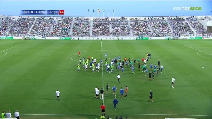 Portada de Pugna, pelea, derrota y posible lesión del Betis ante el Como