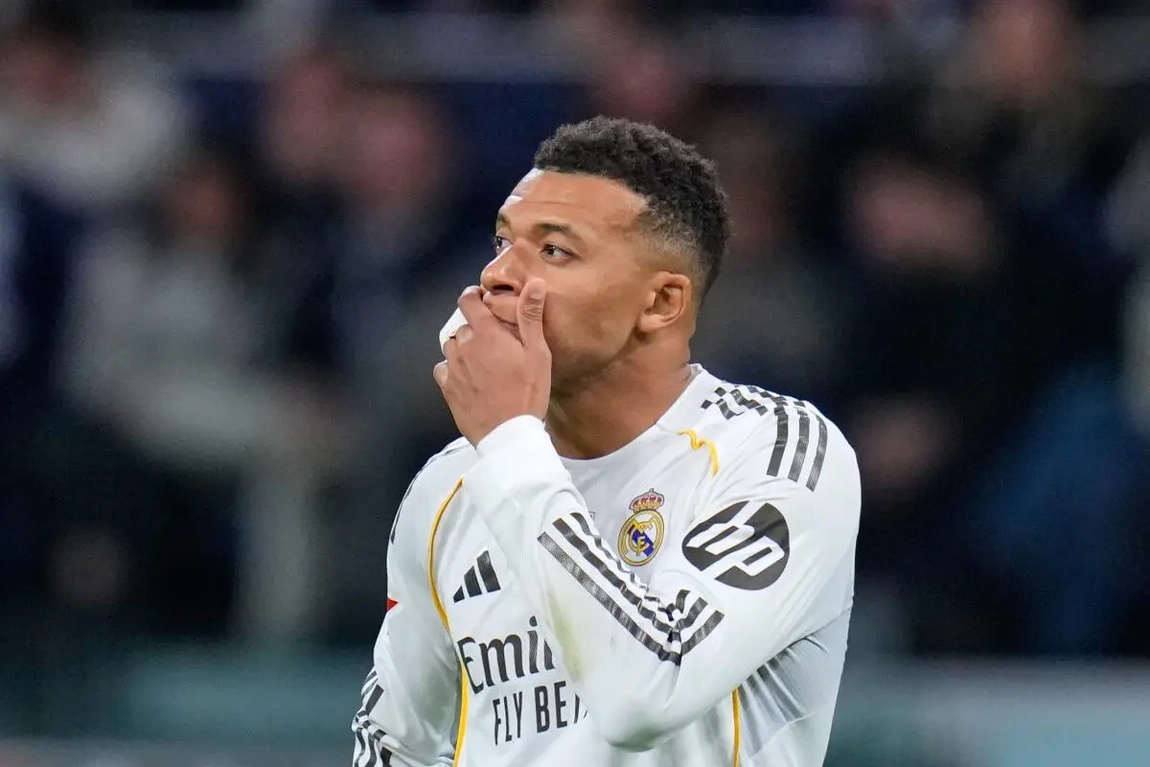 Portada de Oficial: Mbappé y Vinicius en alineación del Madrid, ida de play-off Champions League