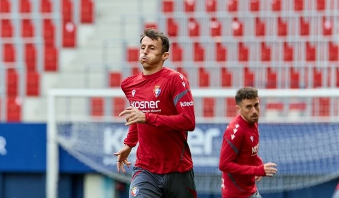 Portada de Entrenamiento de Osasuna con Juan Cruz al margen