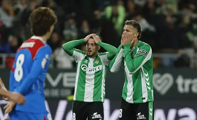 Portada de El Betis se derrumba en su casa, goleada y adiós a la Copa del Rey