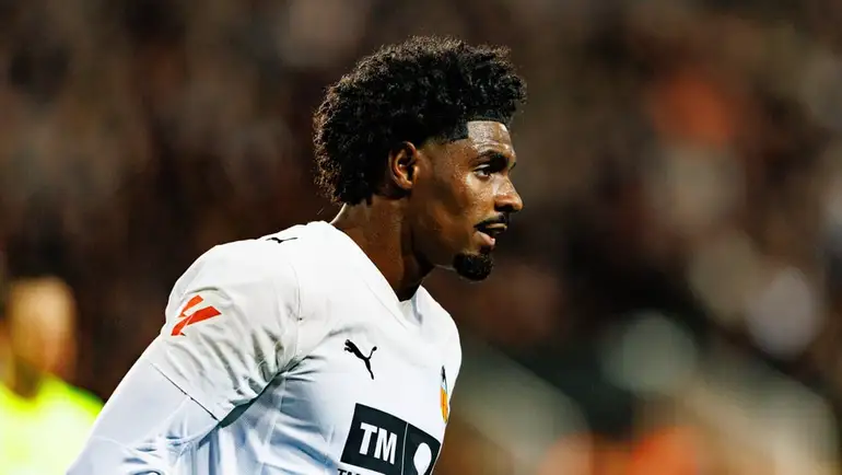 Thierry Correia cae lesionado ante el Mallorca y debuta Saravia en el Valencia