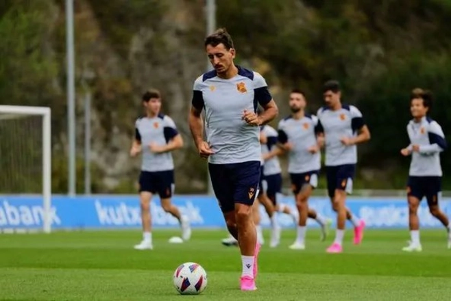 Imagen de la noticia: Oyarzabal entra en la convocatoria para medirse al Sevilla