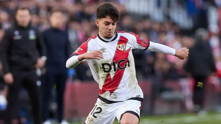Ilias Akhomach se cayó del once del Rayo en Conference por molestias
