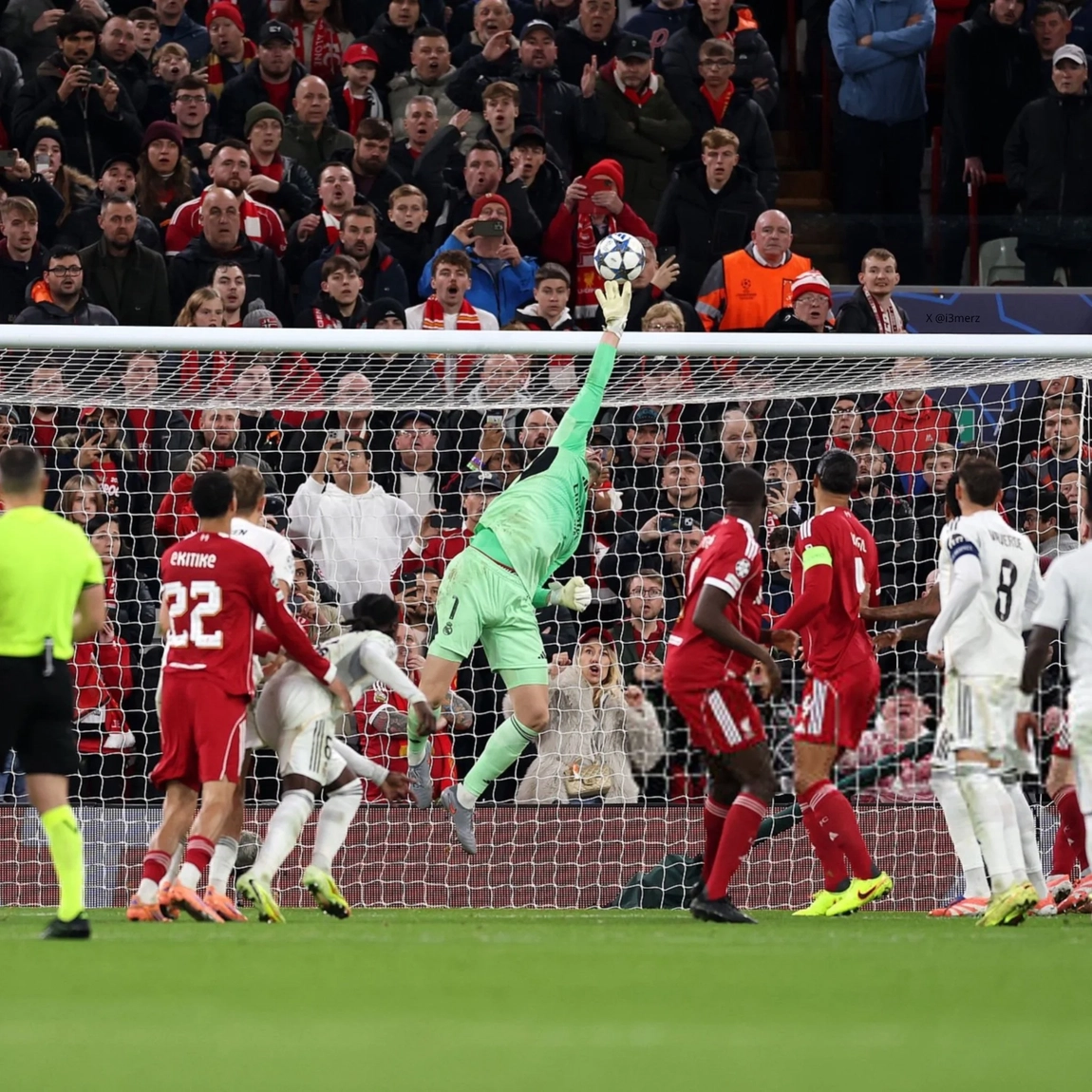 Portada de Primera derrota del Madrid en Champions, aunque Courtois dio recital