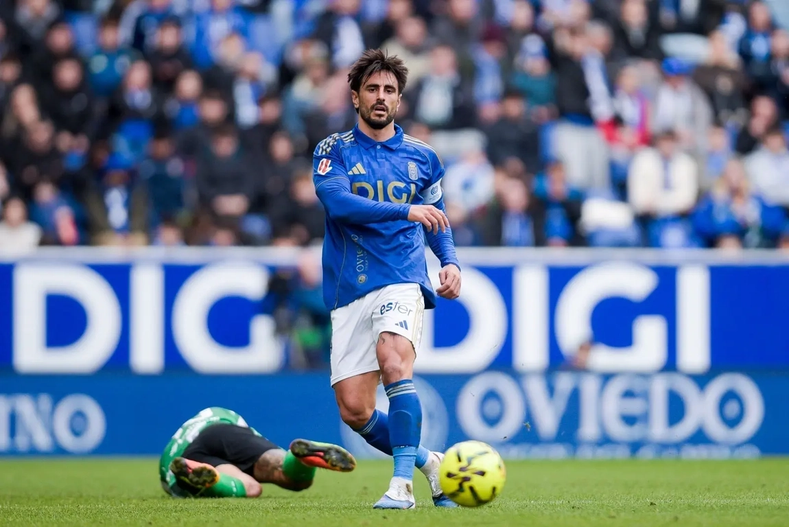 Portada de Oficial: Baja de mucho peso en la defensa del Real Oviedo