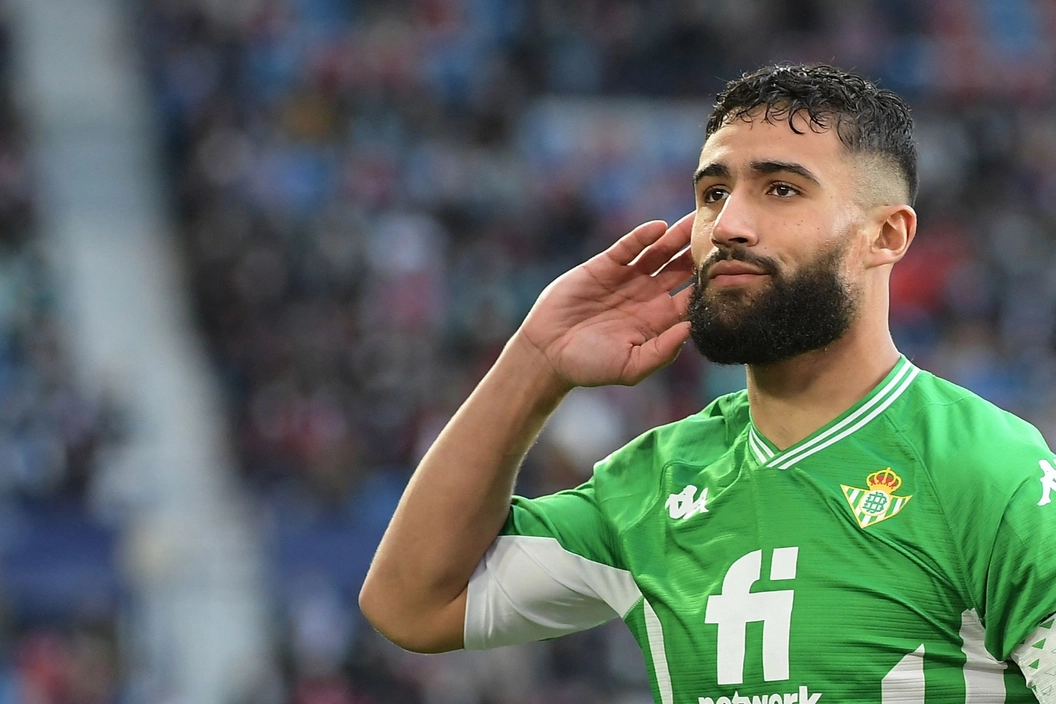 Portada de El Real Betis enfrenta un dilema con Nabil Fekir: su venta podría ser crucial para el equipo
