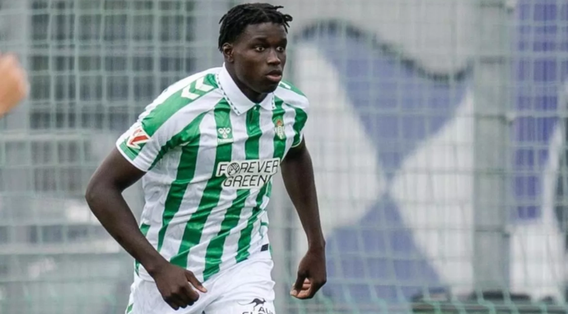 Noticia: Nobel Mendy se retira lesionado ante el Cádiz Imagen de la noticia: Nobel Mendy se retira lesionado ante el Cádiz