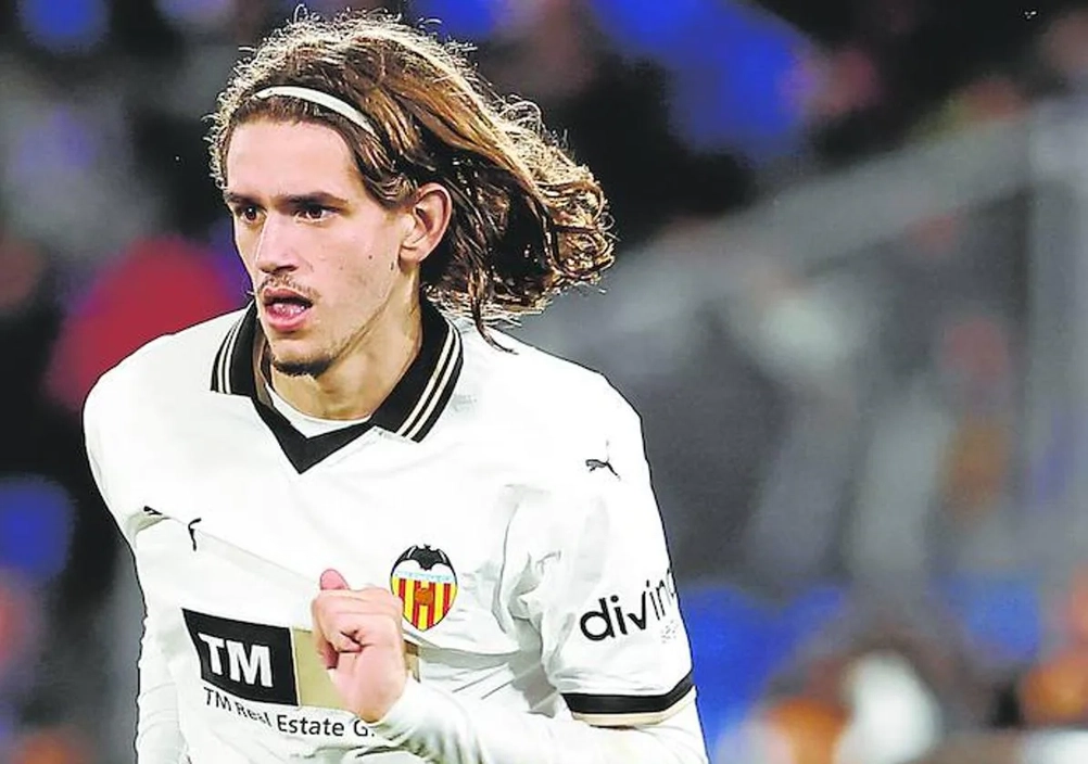 Noticia: Valencia asegura el futuro de Yarek tras el interés del Inter de Milán con una nueva cláusula millonaria Imagen de la noticia: Valencia asegura el futuro de Yarek tras el interés del Inter de Milán con una nueva cláusula millonaria