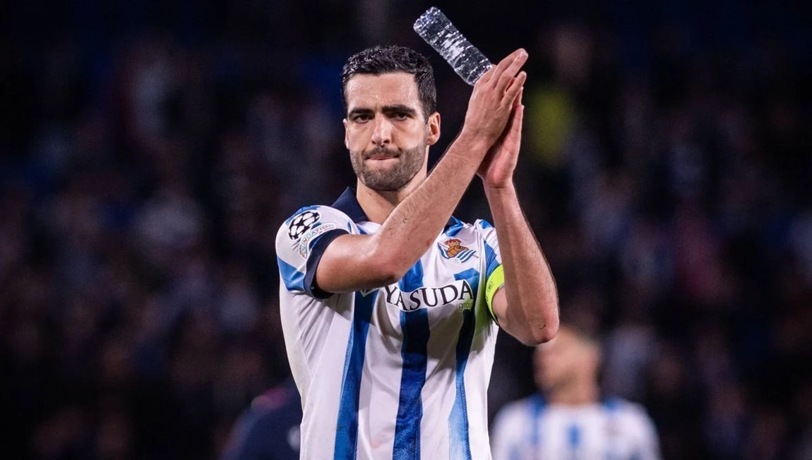 Mikel Merino sigue sin entrenar con la Real Sociedad mientras se define su futuro en el Arsenal