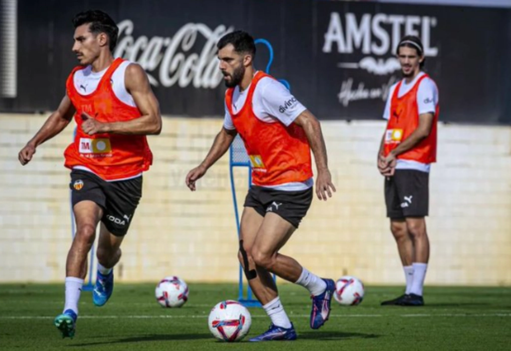 Entrenamiento del Valencia con vista al partido del domingo