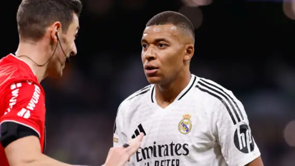 Portada de Mbappé se puede perder el derbi por un problema en el muslo