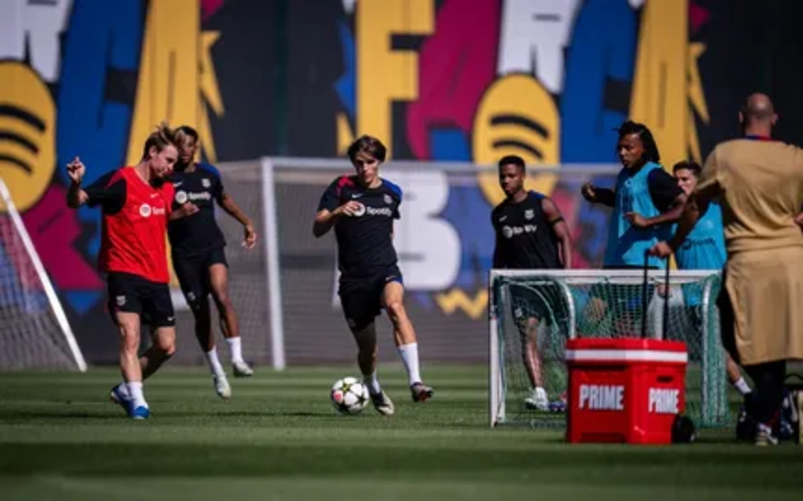 Noticia: Entrena el Barca con de Jong casi listo Imagen de la noticia: Entrena el Barca con de Jong casi listo