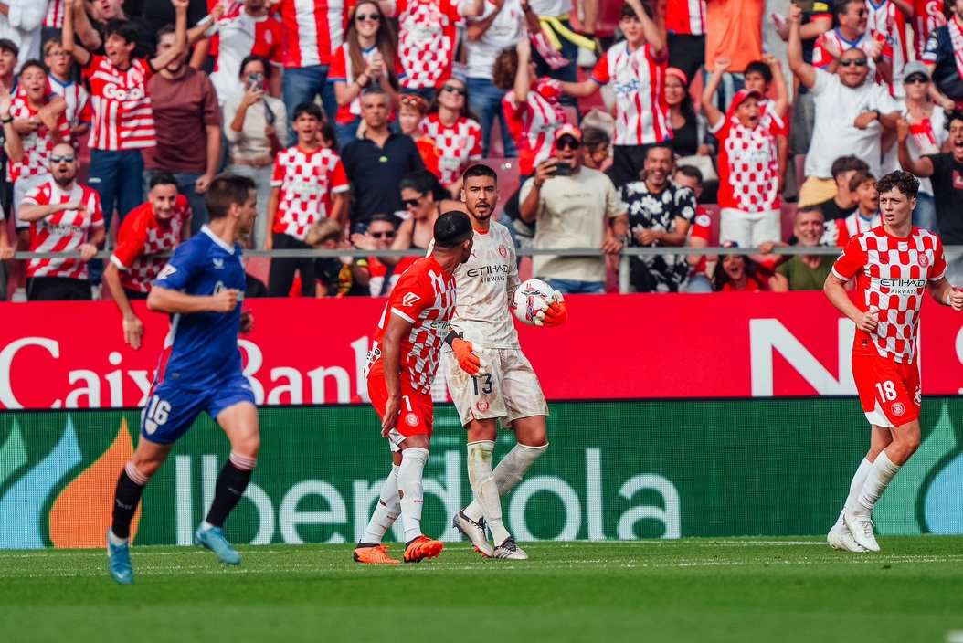 Portada de El Girona con buenas notas Fantasy, Gazzaniga héroe