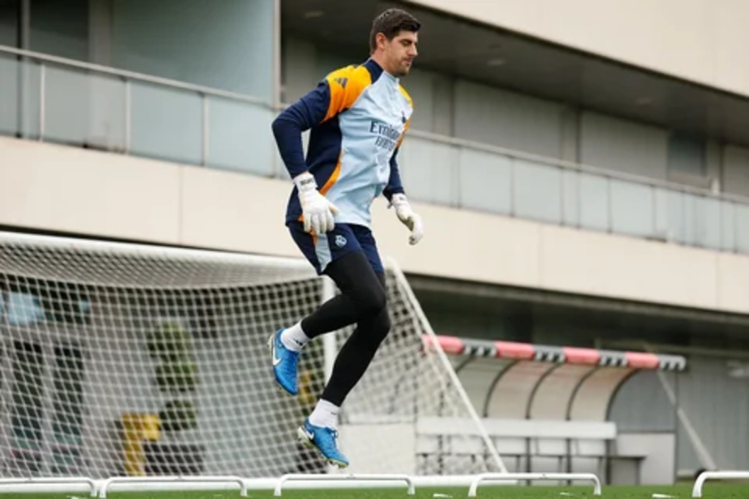 Portada de El Real Madrid entrena a la espera de sus tocados