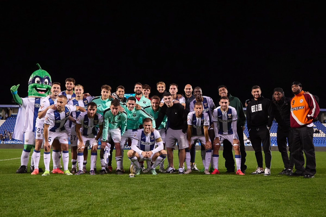 Portada de El Leganés vence en su trofeo con buenas notas